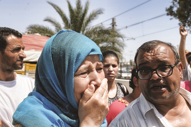 رد فعل التونسيين في الوقت الذي غادرت فيه القافلة التي تقل جثة الرئيس السابق